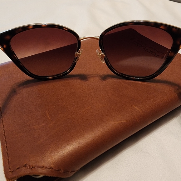 Dolce and Gabbana tortoise cat eye sunnies - Picture 5 of 7